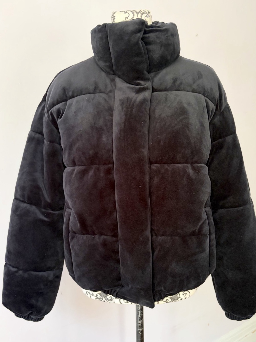Daily Ritual Black Mock Neck Short Velvet Puffer Jacket Size XS Like New